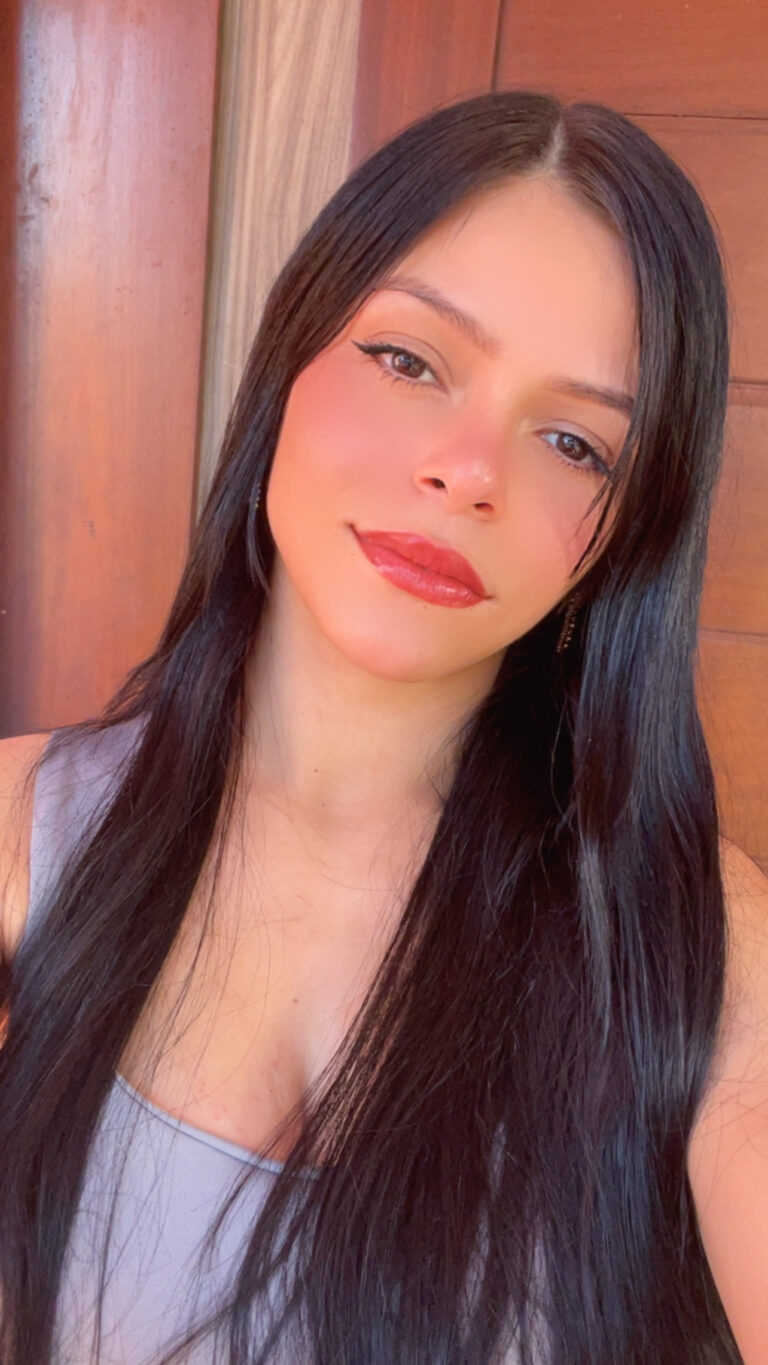 PARTICIPE E CONCORRA A UM IPHONE NOVO COM A THALIA VIEIRA!